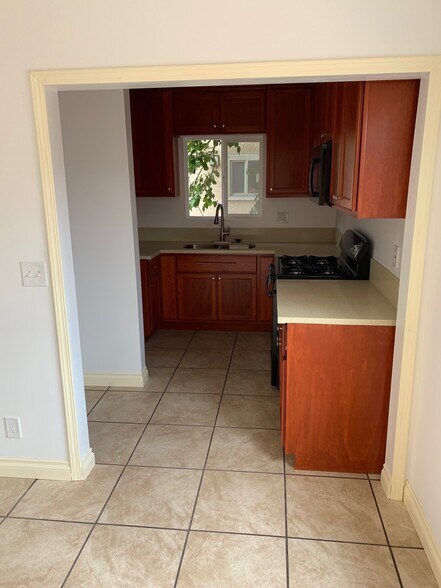 Kitchen - 5924 1/2 S San Pedro St