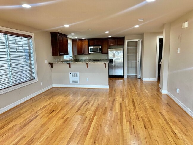 Building Photo - Beautiful 3 bed/2.5 bath townhome in North...