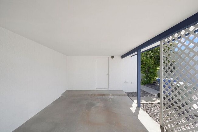 Building Photo - Pending/Rented – Pet-Friendly 2 Bedroom Ho...