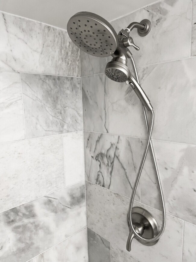 Building Photo - 1602 Mansfield St