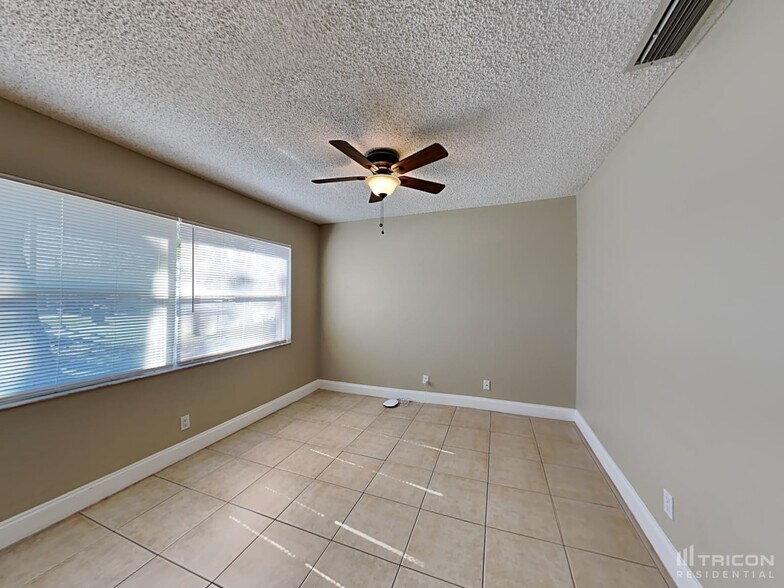 Building Photo - 1721 W Comanche Ave