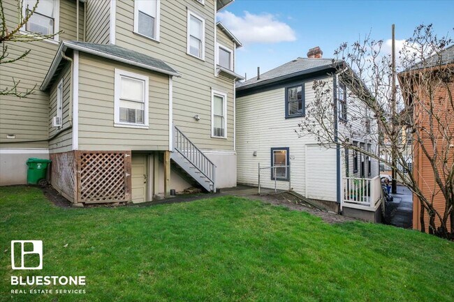 Building Photo - 1527 SW Columbia St
