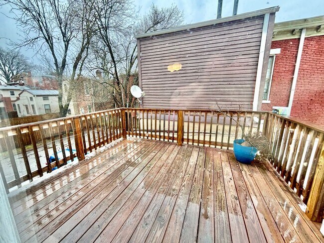 Building Photo - 119 E Oak St