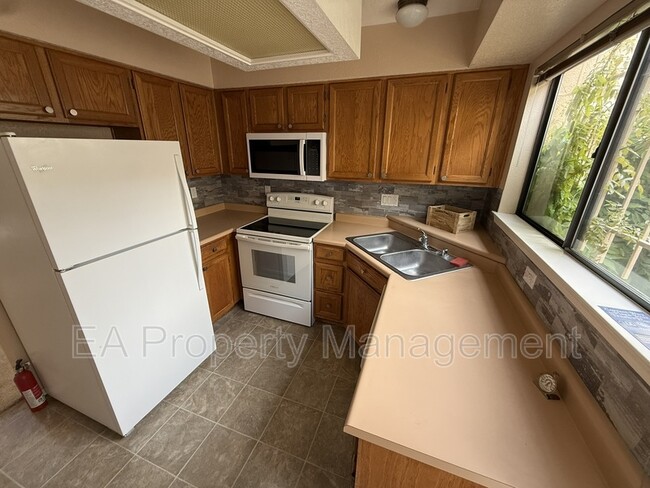 Building Photo - 2816 Enebro St NE