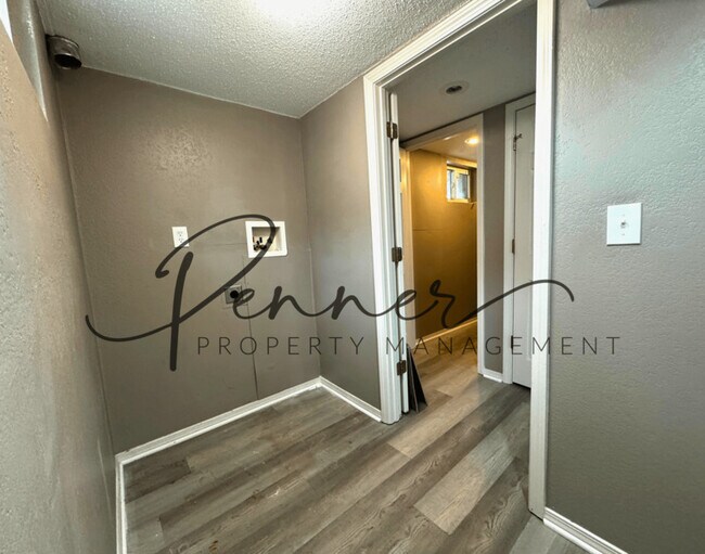 Building Photo - 302 SE Brentwood Dr