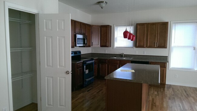 Building Photo - Spacious & Modern 3Bd|2Ba House tucked awa...
