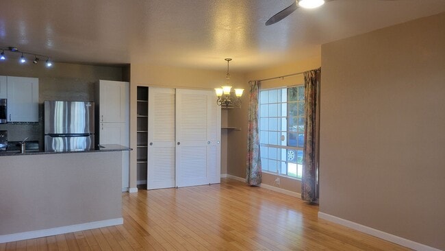Building Photo - 2BR/2BA/2prkg Townhouse unit in a Guard-ga...