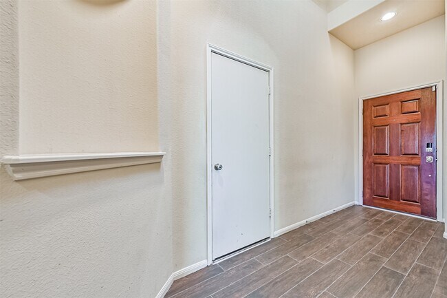 Building Photo - 2006 Plantain Lily Ct