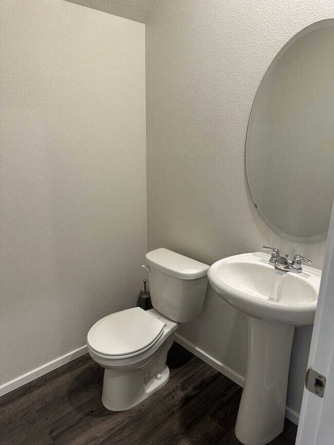Building Photo - Newer 4 bedroom 2.5 bathroom house! AVAILA...