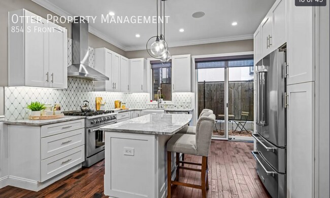 Building Photo - 854 S Front St