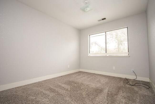 Building Photo - Coming Soon!! Cozy 3-Bedroom, 2-Bath Home in Modesto