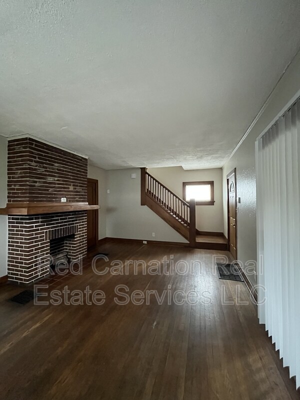 Building Photo - 1009 W Hillcrest Ave