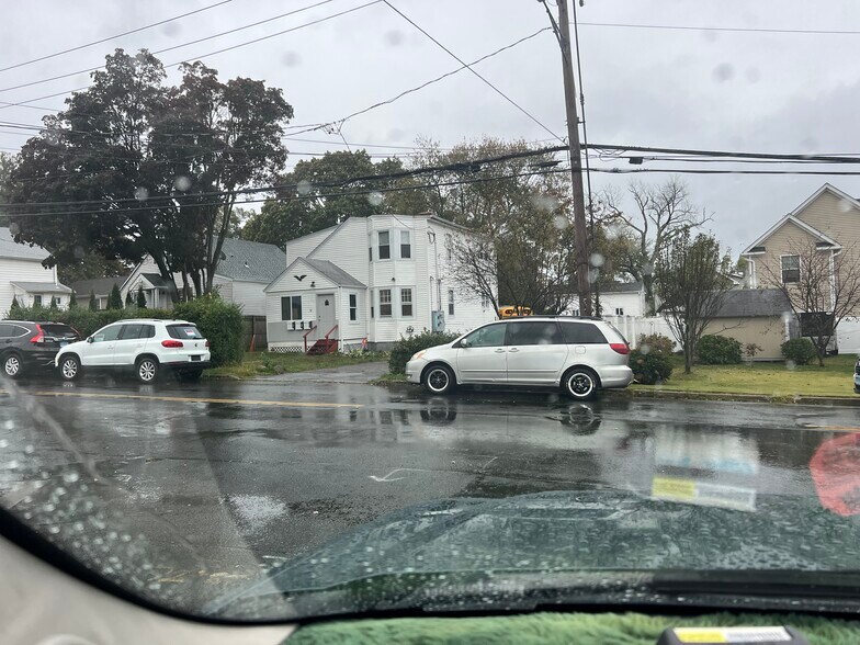 Building Photo - 72 Maple St