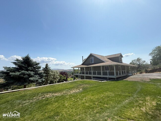 Building Photo - Remodeled 4bd/3ba Naches Home with Firepla...