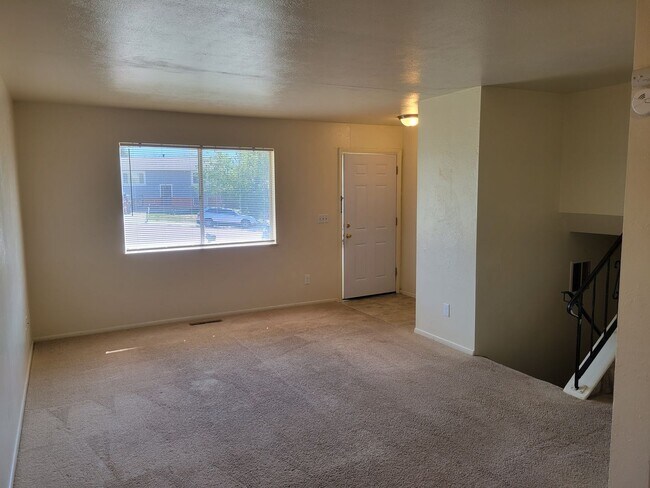 Building Photo - 4 Bed Home Available Now!