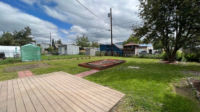 Building Photo - Super Cute 2 Bed, 1 bath, Ranch House in N...