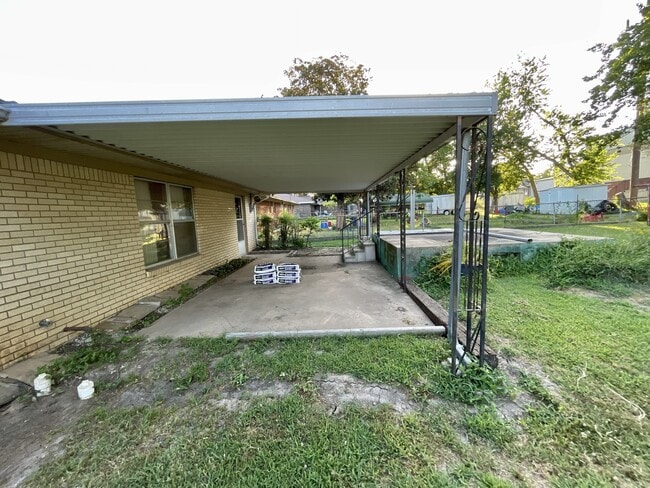 Building Photo - 905 Cottonwood St