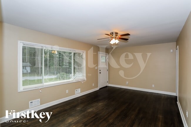 Building Photo - 1855 Shamrock Dr