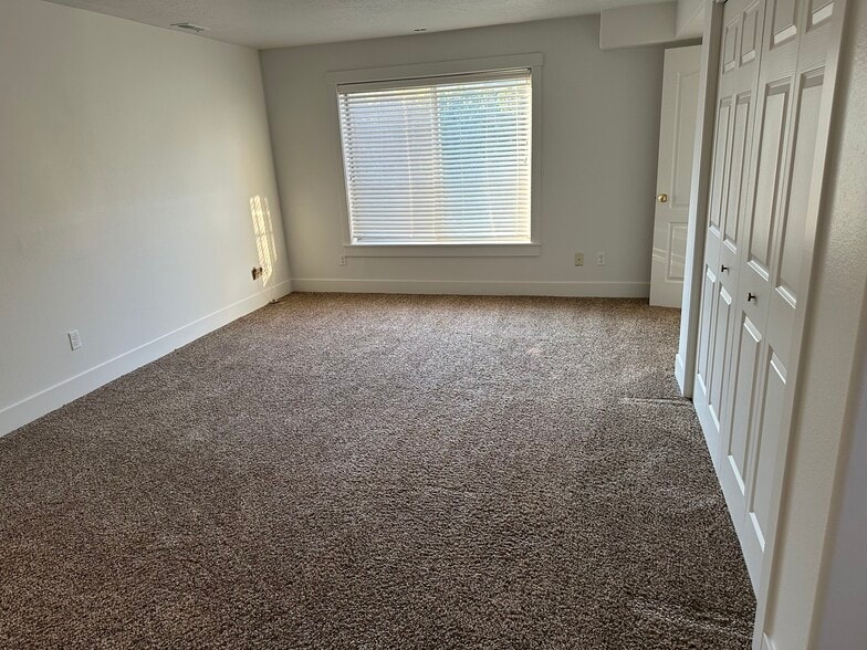 Big bedroom - 308 Hillside Cir