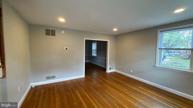 Building Photo - 8676 Oak Rd