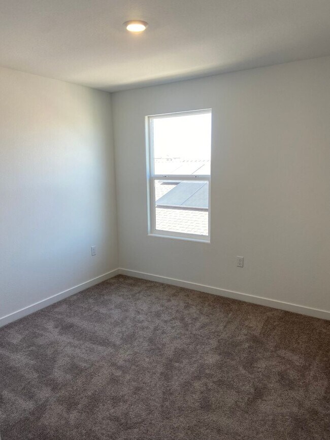 Building Photo - 4 Bdrm, 2.5 bath Solar home - Pradera Ranch Community