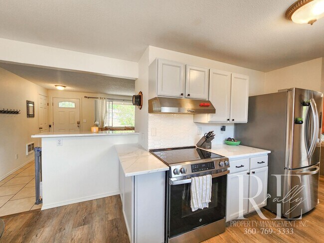 Building Photo - Earthy Warm and Inviting 3-Bd Rambler