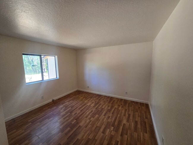Building Photo - Charming 3-bedroom, 2-bathroom house locat...