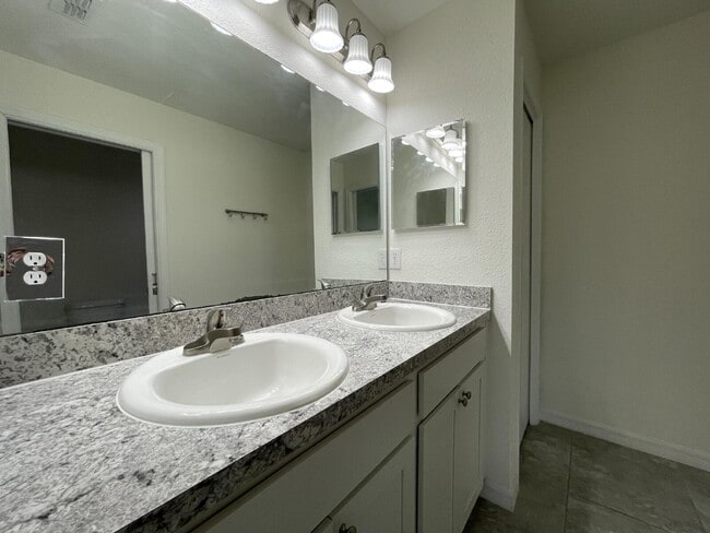 Building Photo - Move-In Ready! Beautiful 3BR/2BA with New Flooring & Fresh Paint