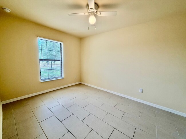 Building Photo - Like-New 3BR-2 Bath Duplex w/ Garage, Prime Cape Coral Location + Flexible Lease Options+Pet Frie...