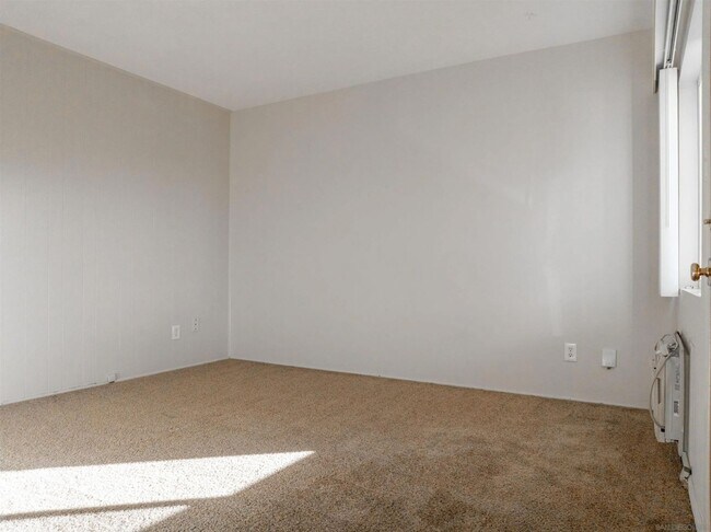 Building Photo - Pine