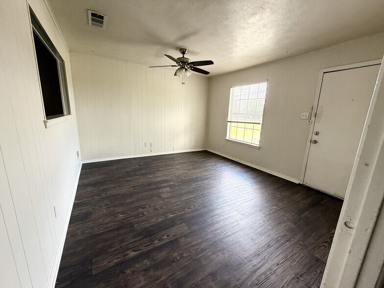 Building Photo - 3525 Country Club Rd