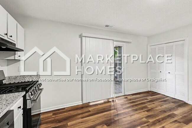 Building Photo - 5128 Lakeview Ct