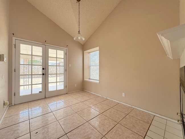 Building Photo - Northeast El Paso 3 Bed/2 Bath