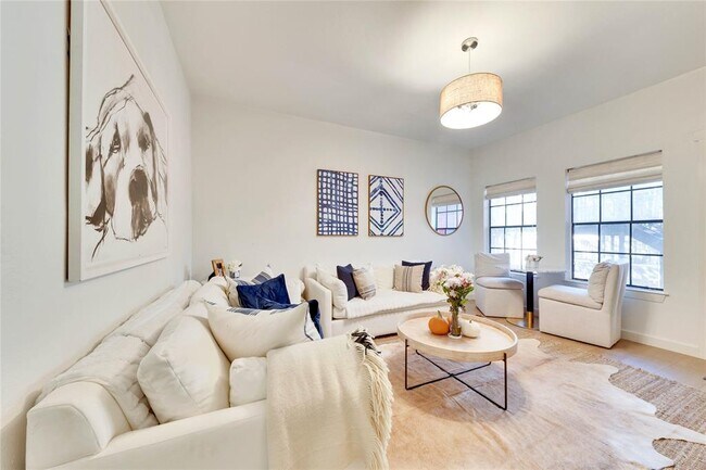 Building Photo - 2216 San Gabriel St