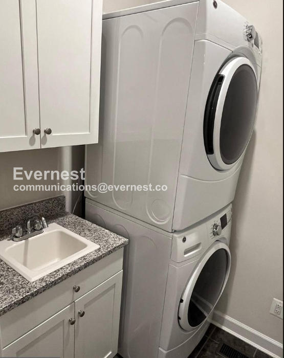 Building Photo - 3 Bed/2.5 Bath Townhome with Garage / Pet-Friendly / Available Soon!