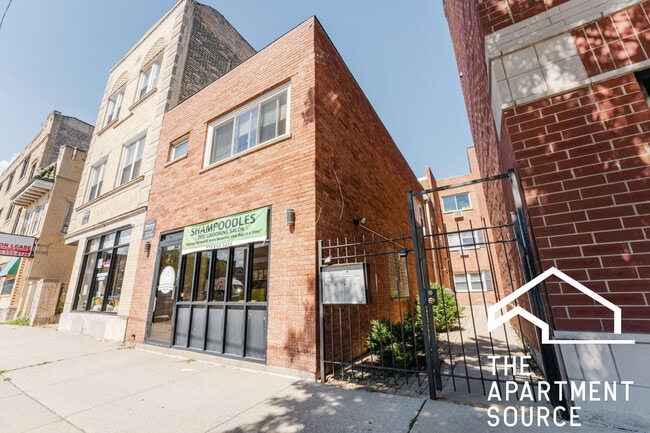 Building Photo - 2942 W Montrose Ave