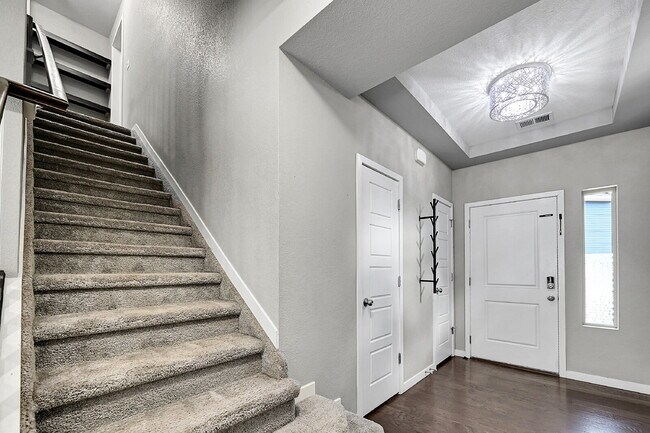 Building Photo - $2,350.00, 3 bed, 2.5 bath located in Colo...
