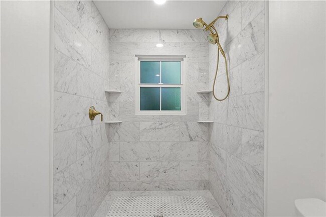 Building Photo - Designer Living with Charm in North Buckhead