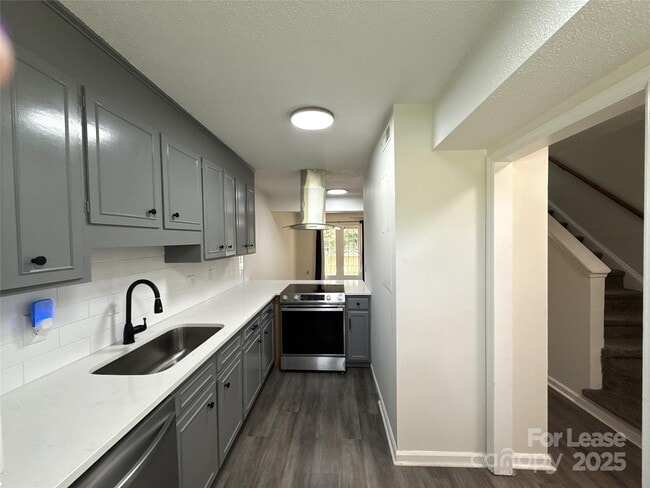Building Photo - 1724 Village Lake Dr