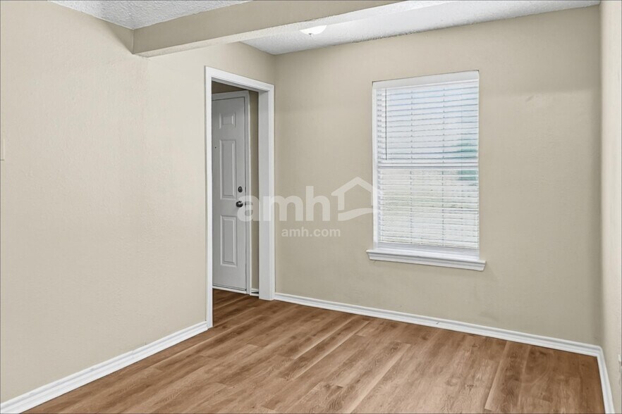 Building Photo - 105 S Winding Oaks Dr