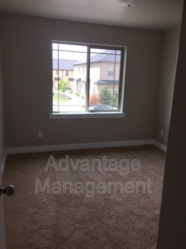 Building Photo - 576 N 220 E