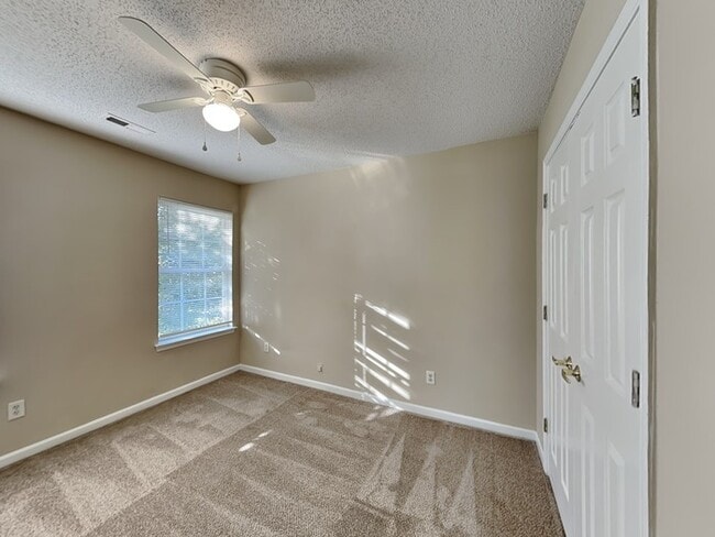 Building Photo - 6047 Hedgecrest Pl