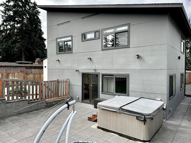 Building Photo - 6 BR / 4 BA – 4,100 SQ FT with Patio, Full Outdoor Grill, and Hot Tub