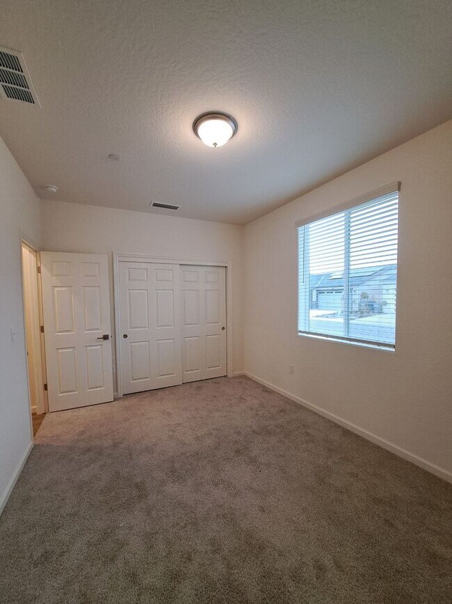 Building Photo - 3 Bedroom Home Near Armstrong & Olive!