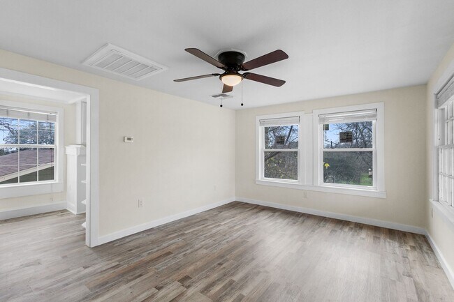 Building Photo - 407 Sarah St