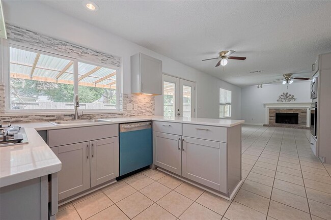 Building Photo - 3131 Double Lake Dr