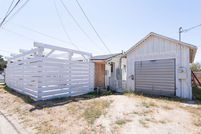 Building Photo - 101 Pinal Ave