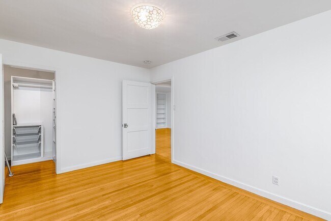 Building Photo - Noe Valley: Top Floor 2 bed 1 ba Condo w/ Finished Attic, Tandem Parking, W/D In-Unit, and Shared...