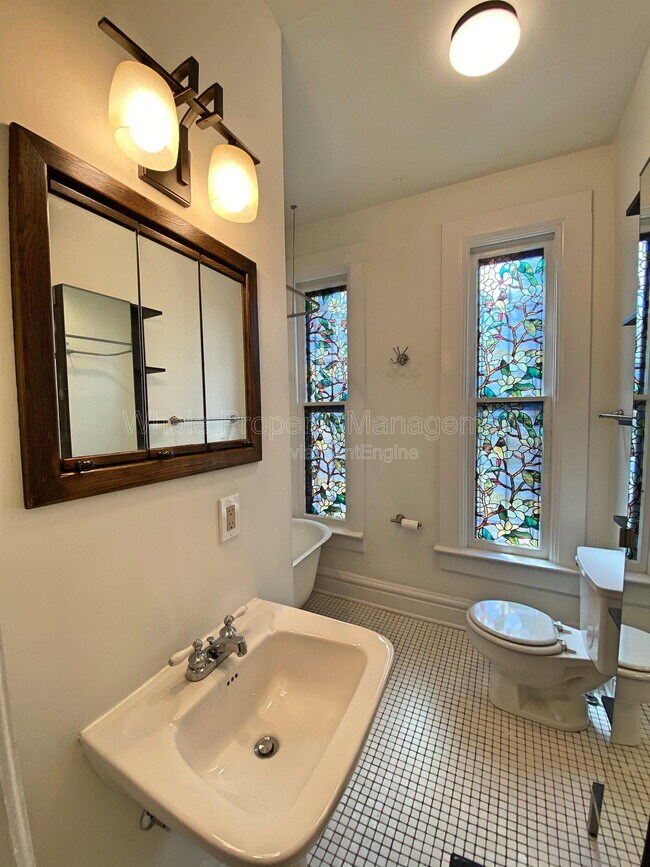 Building Photo - 715 Elati St