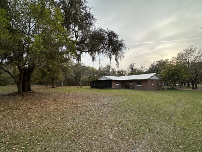 Building Photo - Charming 2/2 Home W/ 1 Car Garage on Almos...